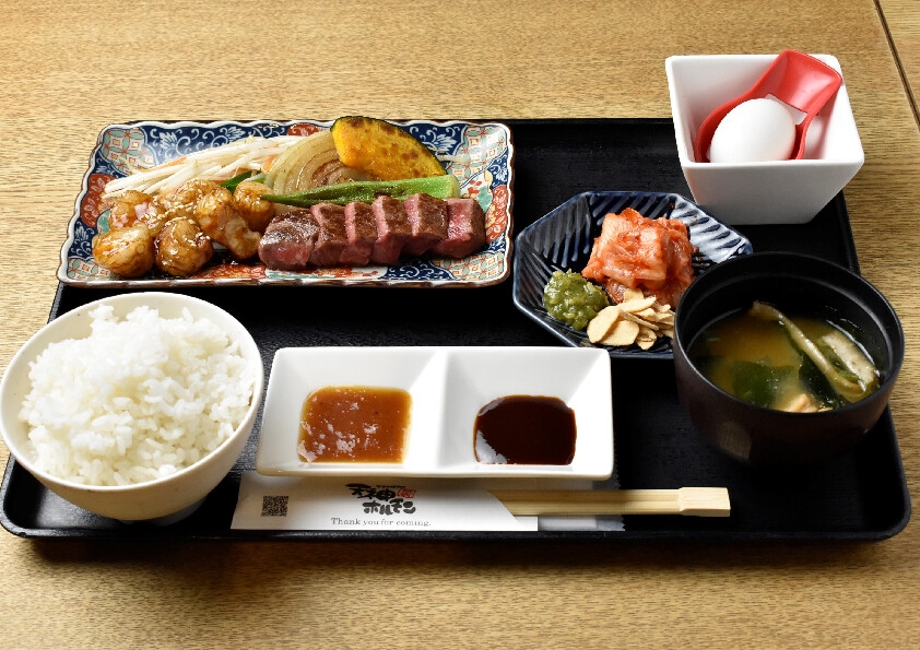 佐賀牛ステーキと国産丸腸定食